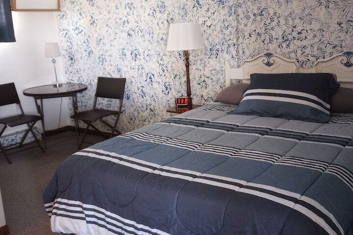 Room 10 of 18