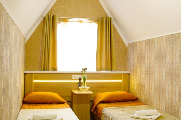 Room 4 of 112