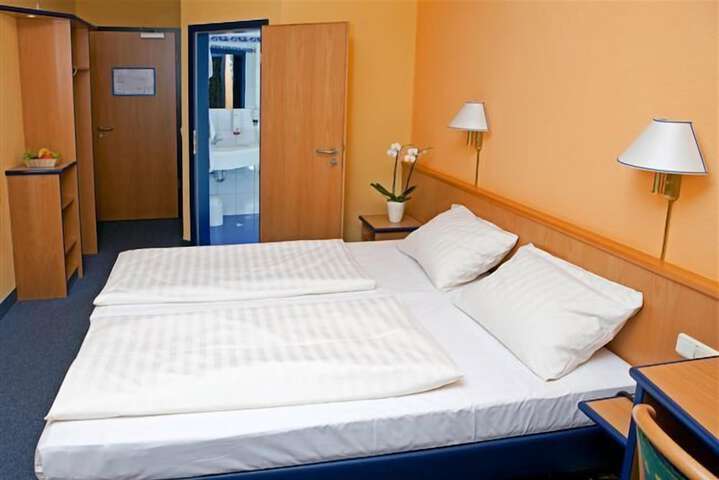 Room 8 of 38