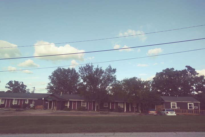 Headwaters Motel in Warsaw, MO
