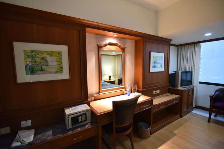 Room 11 of 32