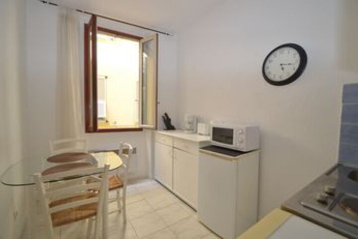 Room 6 of 9
