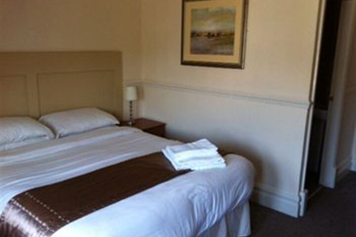 Room 4 of 8