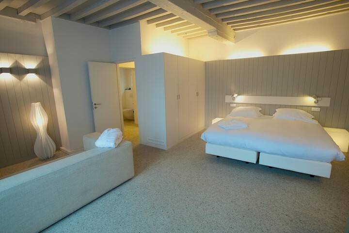 Room 8 of 61