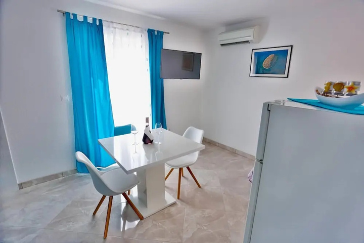 Room 4 of 9