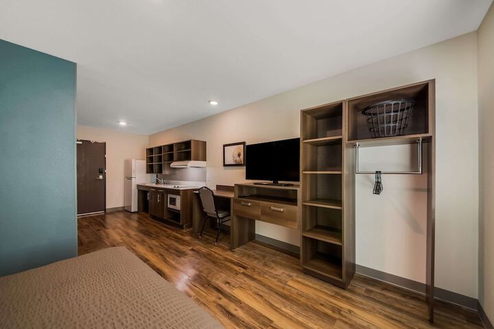 1 Queen Bed (3 of 12)