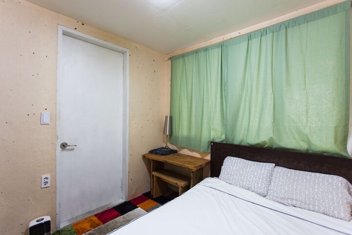 Room 15 of 28