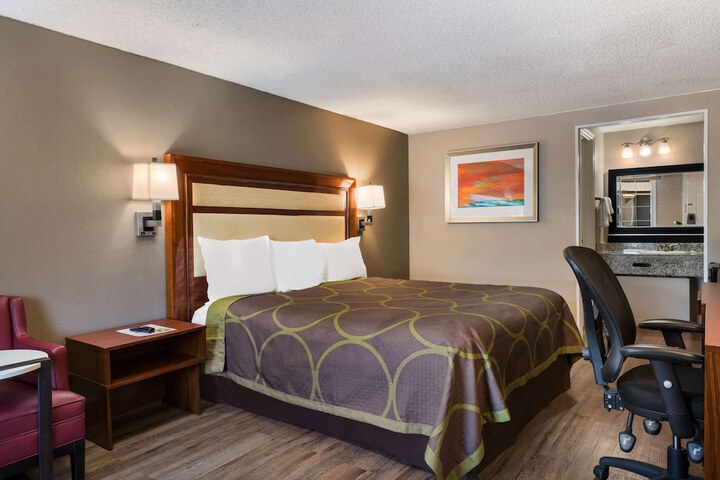 1 King Bed (9 of 11)
