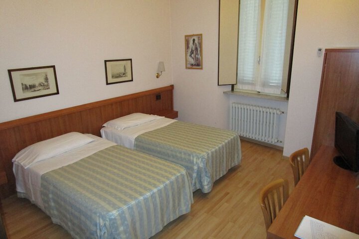 Room 12 of 36