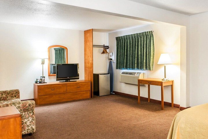 1 King Bed (1 of 13)