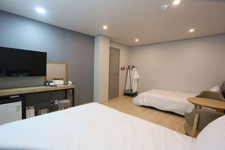 Room 16 of 35
