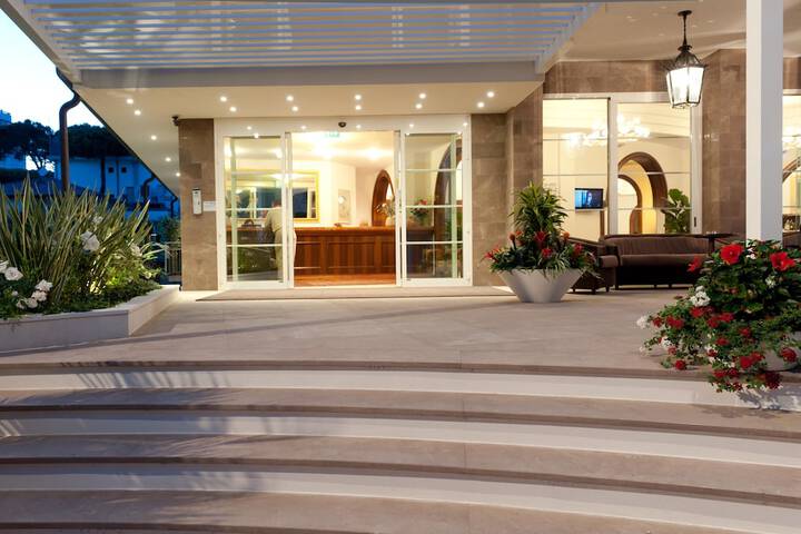 Entrance & Lobby