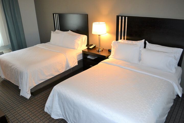 2 Queen Beds (2 of 12)