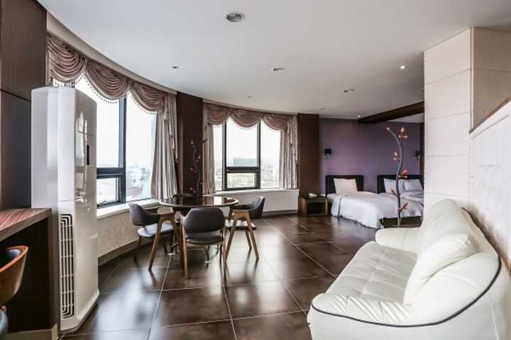 Room 10 of 88