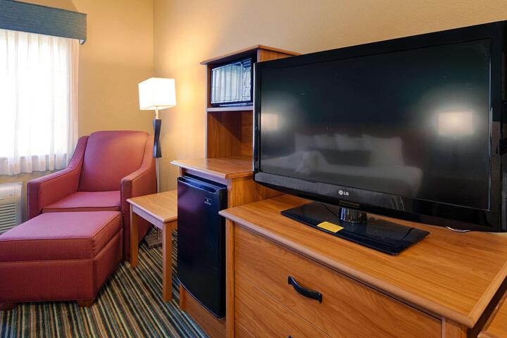 1 King Bed Microwave and Refrigerator WiFi Full Breakfast (6 of 17)