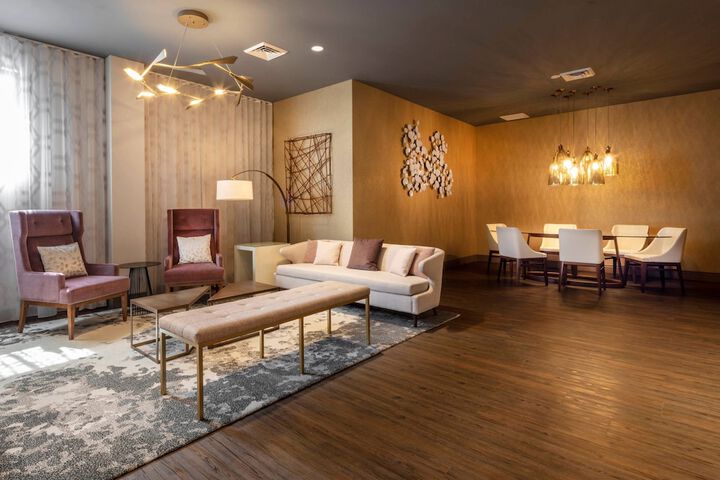 Lounge 87 of 100