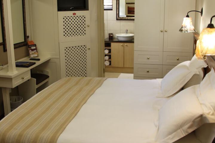 Room 2 of 33