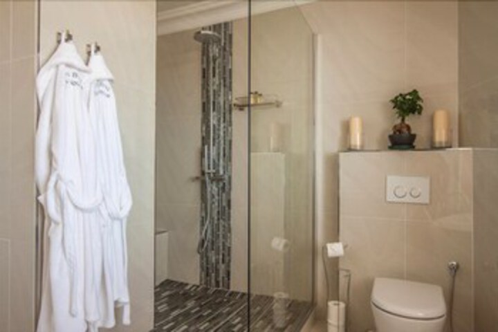 Room 2 of 42