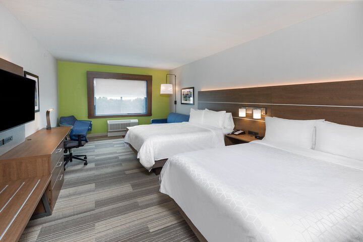 2 Queen Beds (7 of 10)