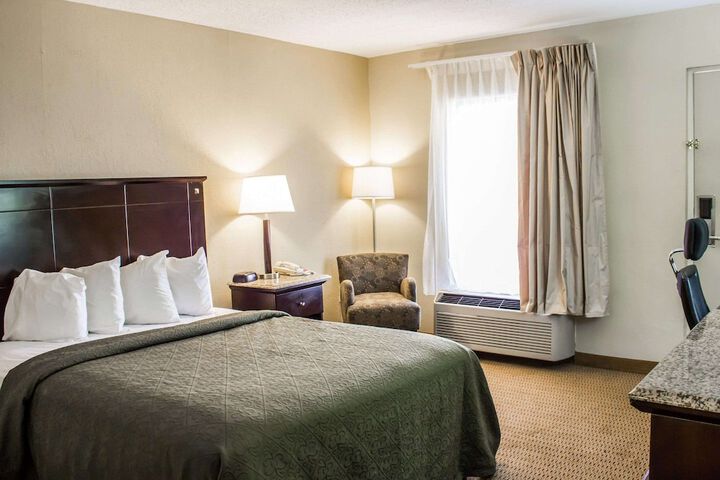 1 Queen Bed (5 of 15)