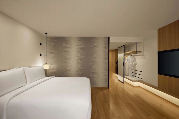 Room 6 of 43