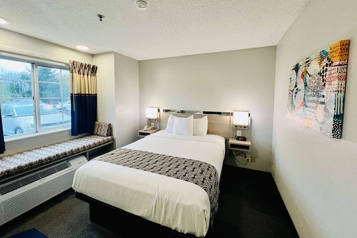 1 Queen Bed (32 of 35)