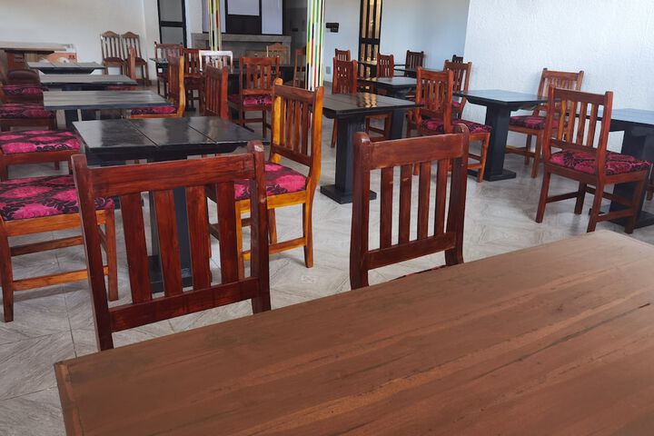 Dining 9 of 12