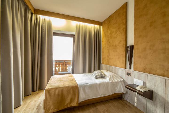 Room 8 of 34