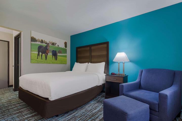 1 Queen Bed (6 of 23)