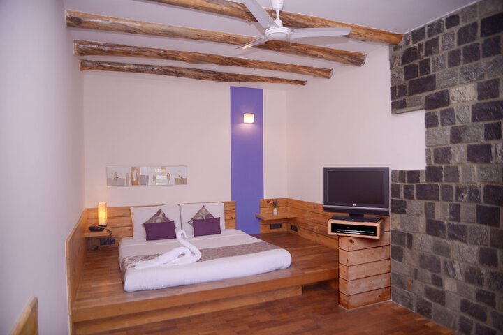 Room 8 of 33