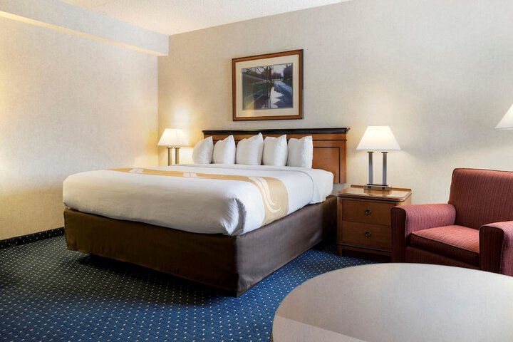 1 King Bed (2 of 6)