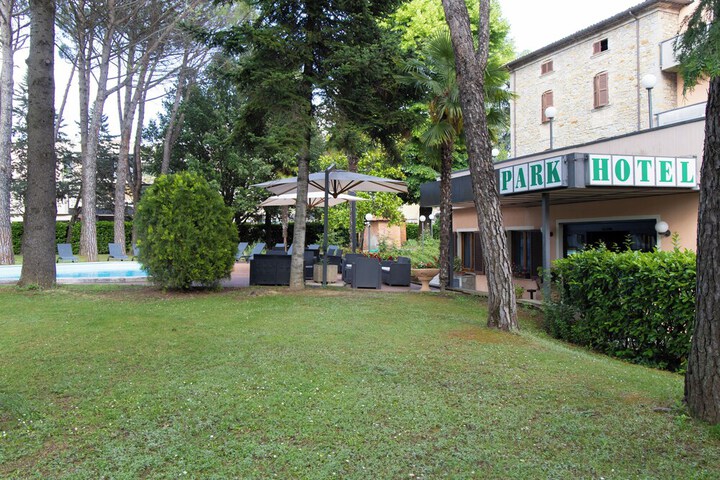 Hotel Exterior 33 of 36