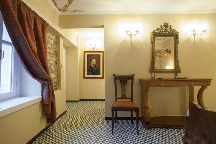Room 9 of 9
