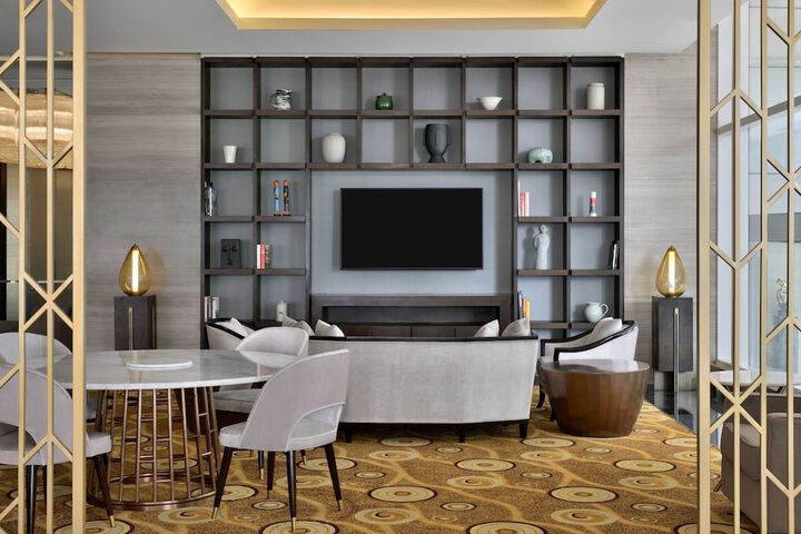 Lounge 66 of 89