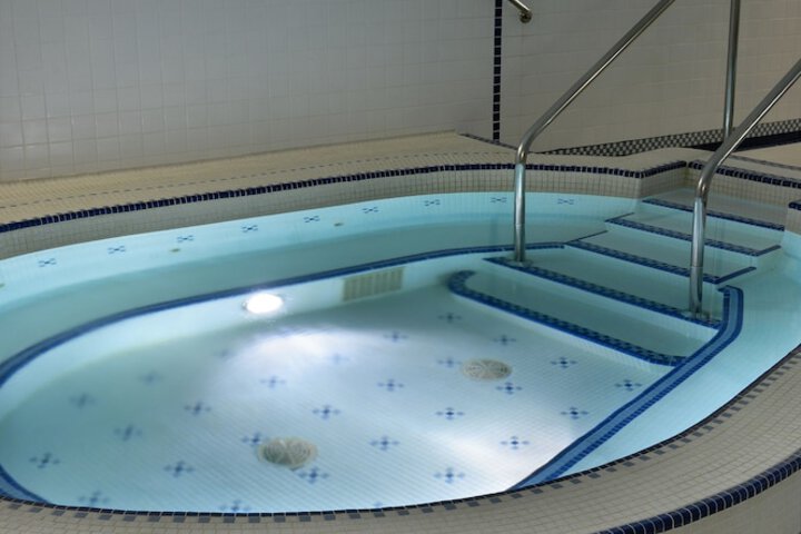 Indoor spa tub