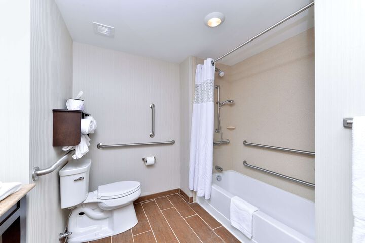 2 Queen Beds Mobility Accessible with Tub (4 of 13)