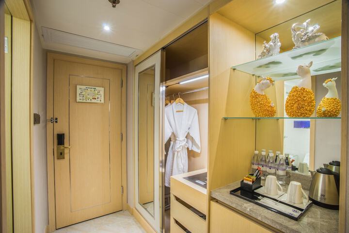 Room 3 of 28