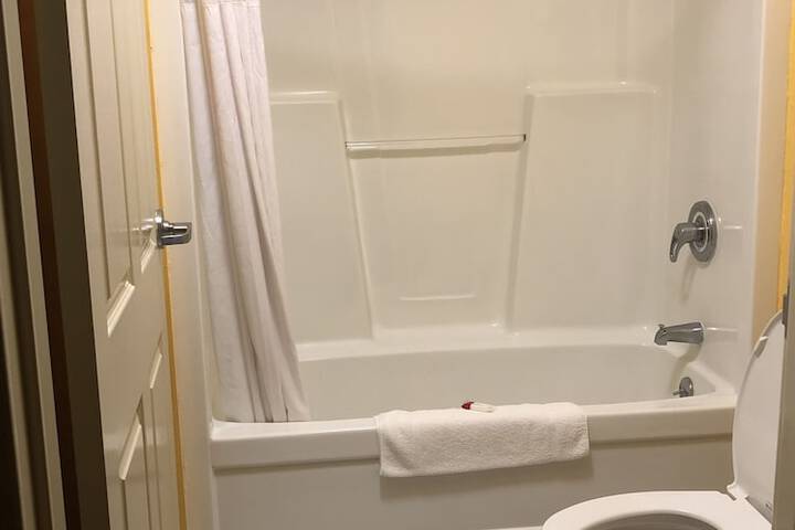 1 Queen Bed (12 of 13)