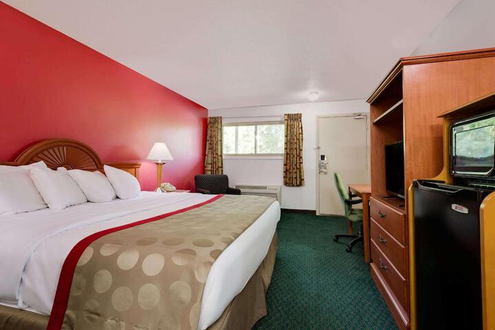 1 King Bed Deluxe Room (4 of 10)