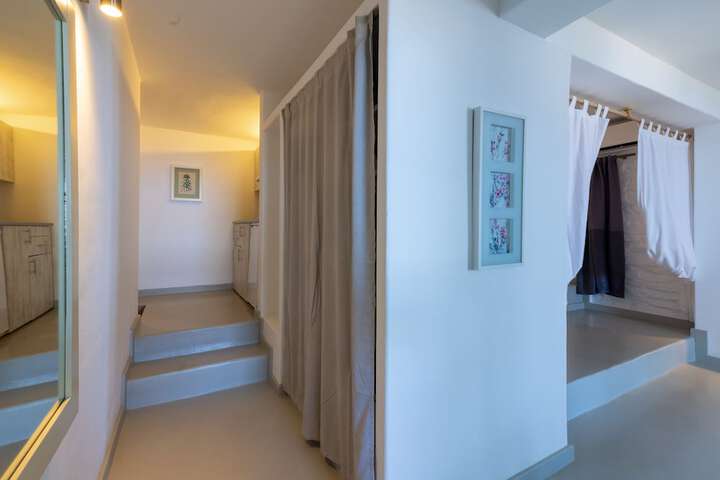 Room 6 of 121