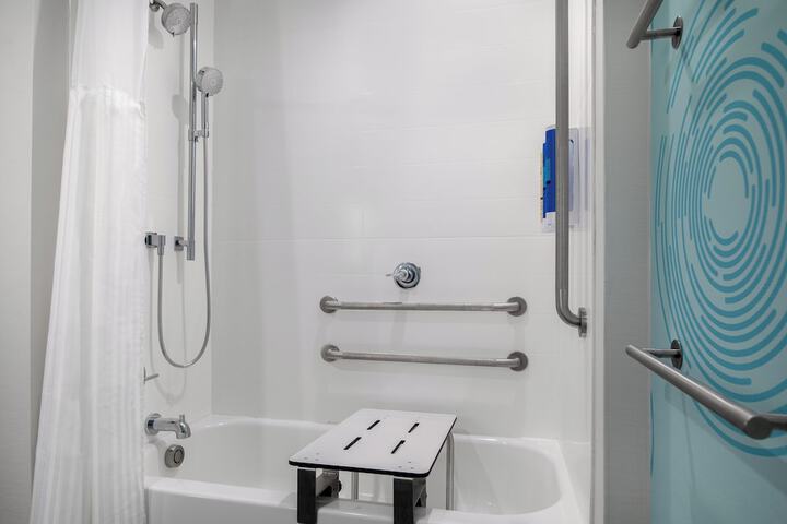 2 Queen Beds with Walk in Shower (3 of 7)
