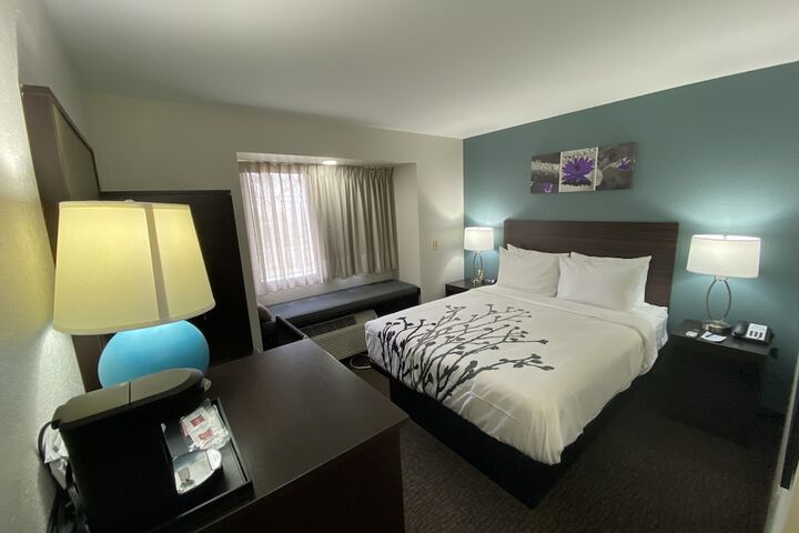 1 Queen Bed (1 of 27)