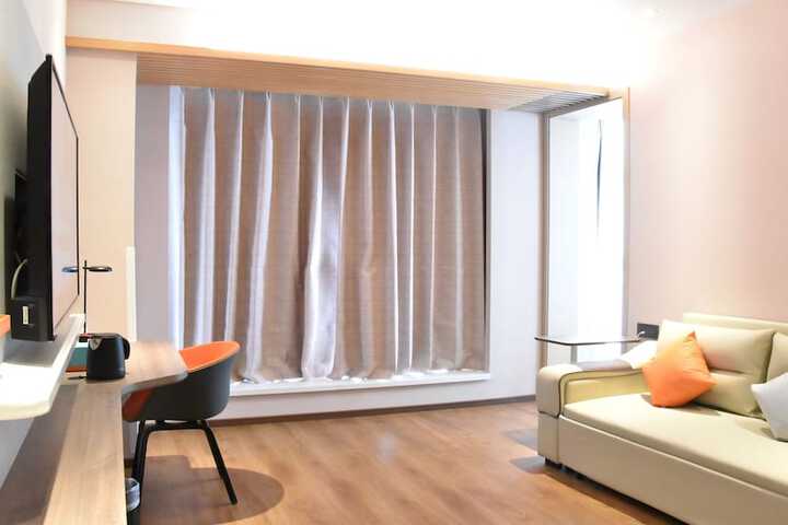 Room 15 of 32
