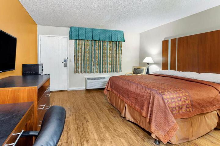 1 King Bed (2 of 19)