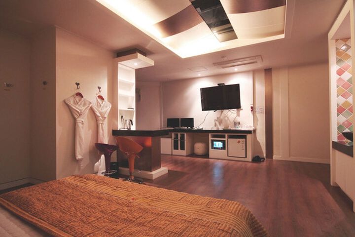 Room 19 of 25