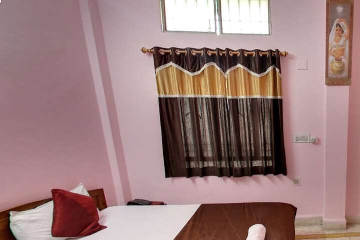 Room 9 of 33