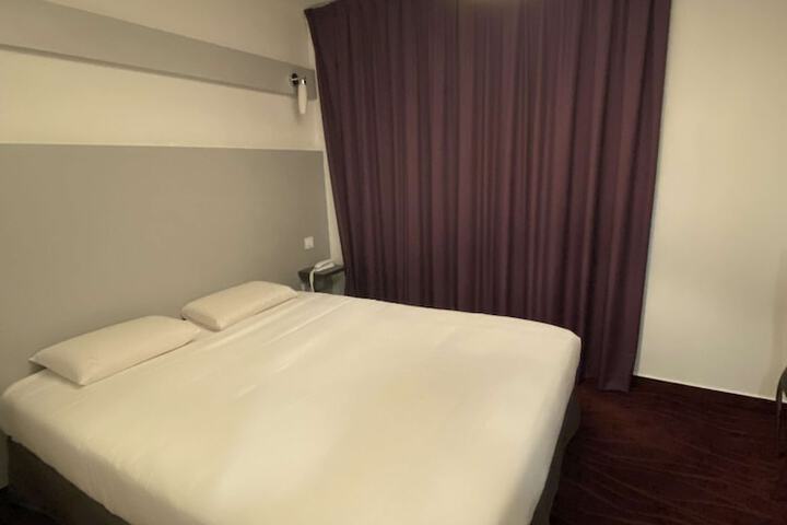 Room 11 of 30