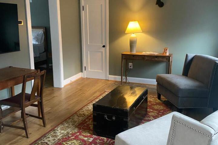 1 Queen Bed (4 of 5)