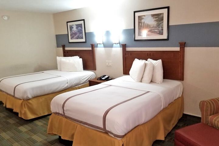 2 Double Beds (5 of 5)