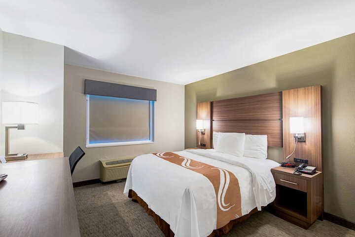 1 Queen Bed Accessible (3 of 10)
